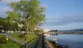 Solicitamos que se lle dea o nome de Paseo Fluvial Rosalía de Castro ao paseo marítimo fluvial da nosa vila.